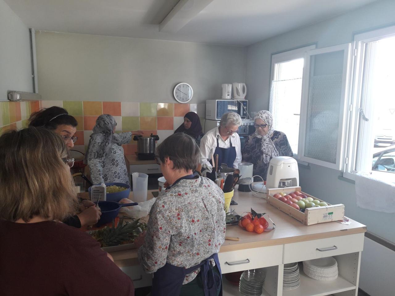 Préparation dans la cuisine du GAEQ