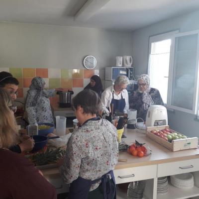 Préparation dans la cuisine du GAEQ