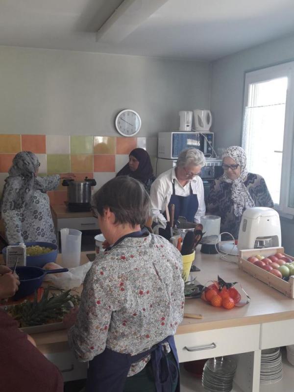 Préparation dans la cuisine du GAEQ