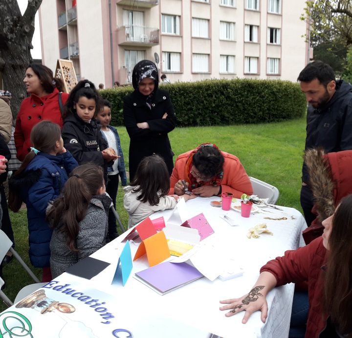 Du monde devant le stand d'Averroès