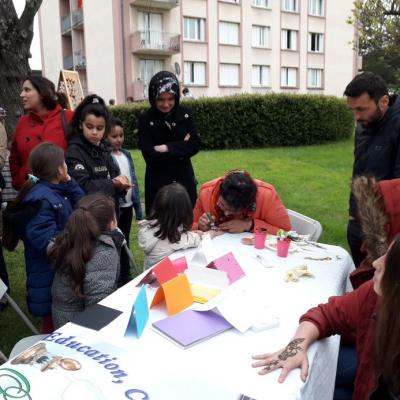 Du monde devant le stand d'Averroès