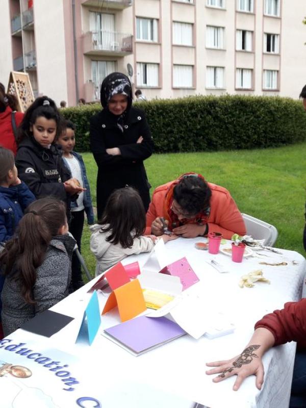 Du monde devant le stand d'Averroès