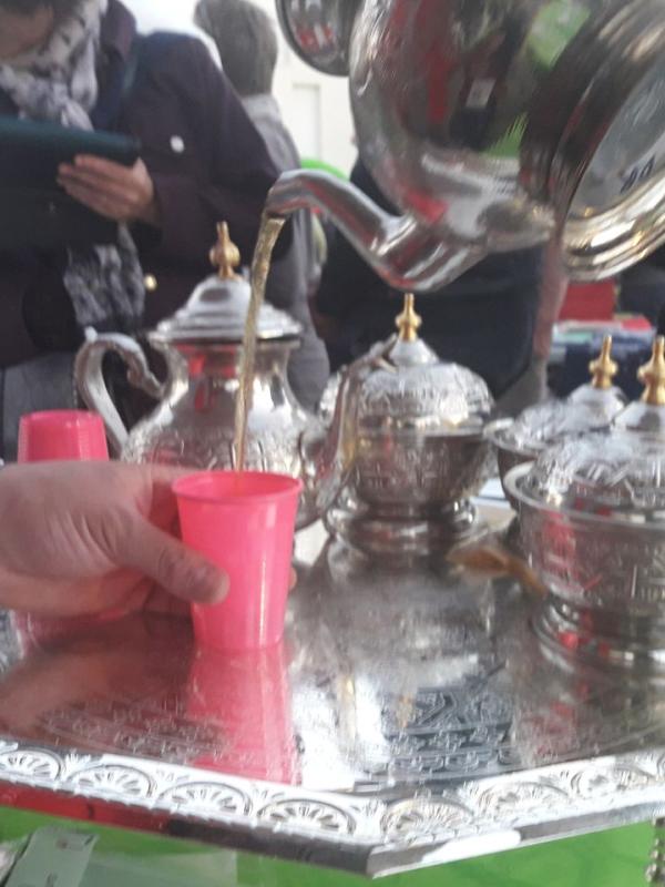 Vous prendrez bien un verre de thé ?
