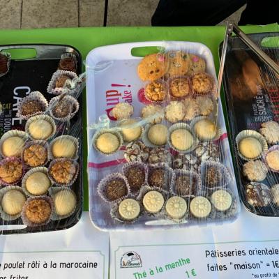 Vente de gâteaux, au bénéfice de l'orphelinat d'Agadir