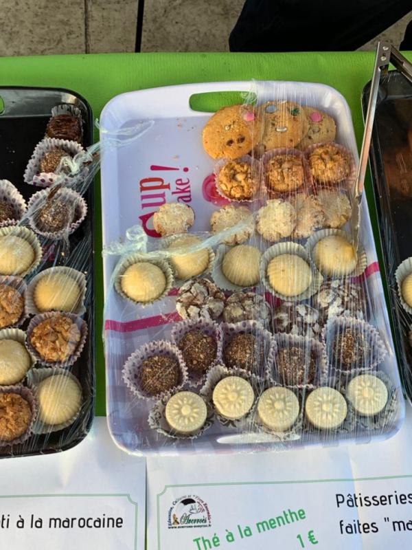 Vente de gâteaux, au bénéfice de l'orphelinat d'Agadir