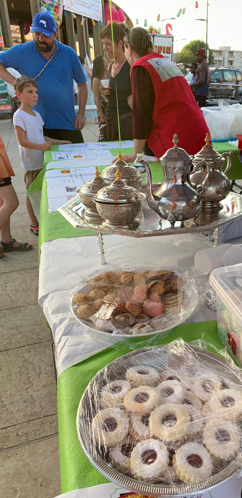 Vente de gâteaux, au bénéfice de l'orphelinat d'Agadir