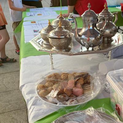 Vente de gâteaux, au bénéfice de l'orphelinat d'Agadir