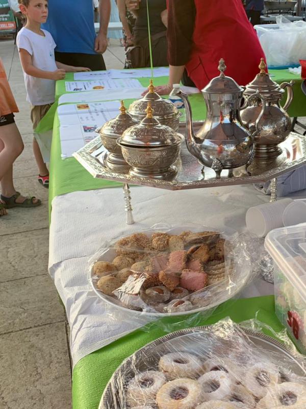 Vente de gâteaux, au bénéfice de l'orphelinat d'Agadir
