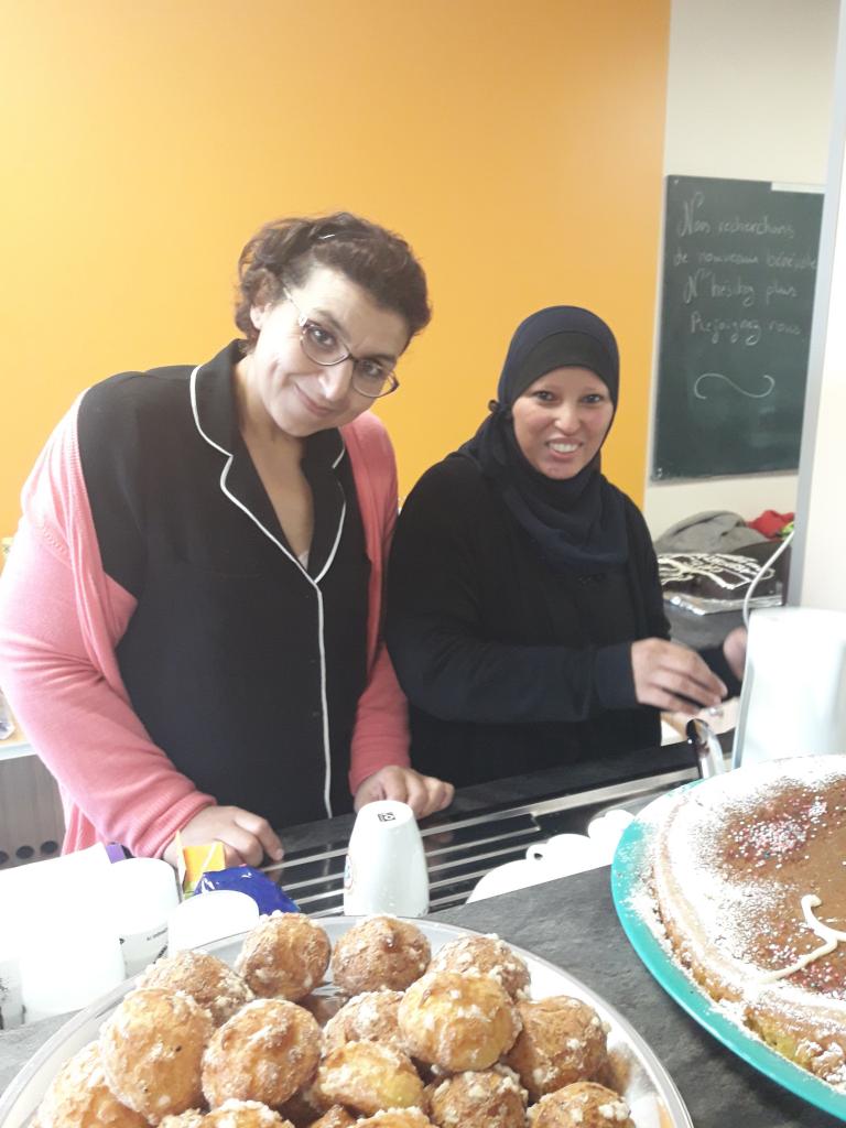 Des bénévoles motivées : Leïla et Fatima ! Merci les filles !!!