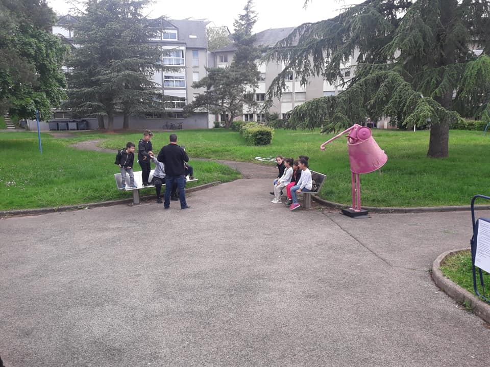 Dans la série les pédagogies actives, Bouba innove et délocalise le cours en plein air.