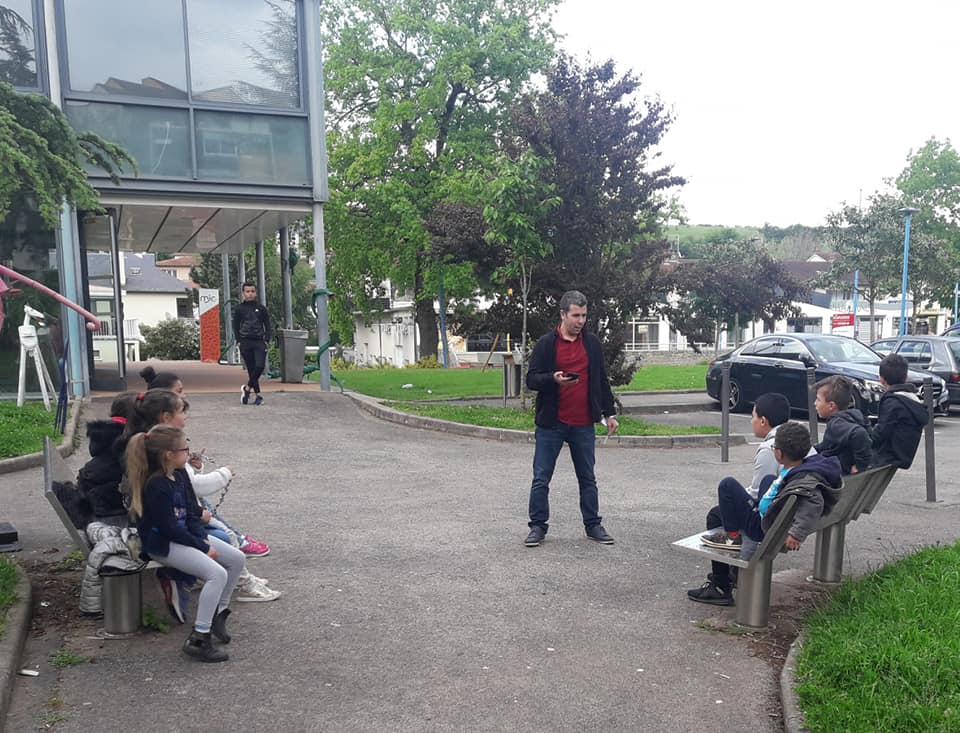 Dans la série les pédagogies actives, Bouba innove et délocalise le cours en plein air.