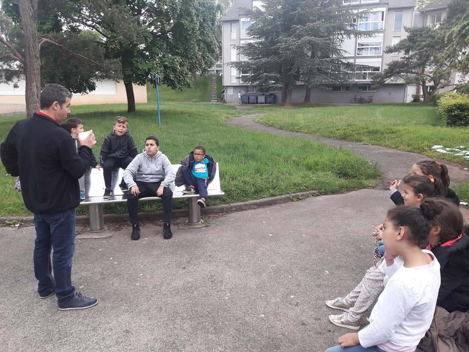 Dans la série les pédagogies actives, Bouba innove et délocalise le cours en plein air.