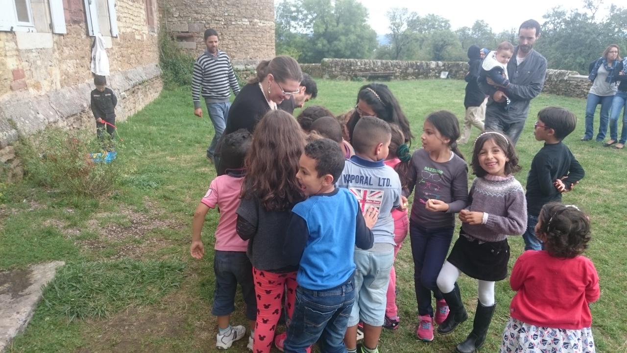 Après les jeux dans le jardin, distribution de bonbons