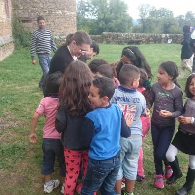 Après les jeux dans le jardin, distribution de bonbons