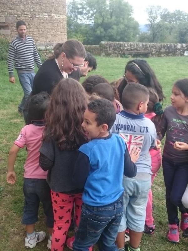 Après les jeux dans le jardin, distribution de bonbons