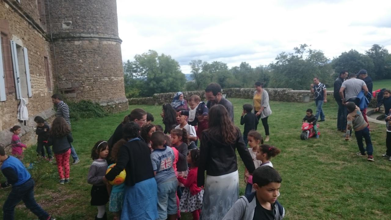 Après les jeux dans le jardin, distribution de bonbons