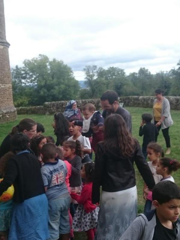 Après les jeux dans le jardin, distribution de bonbons