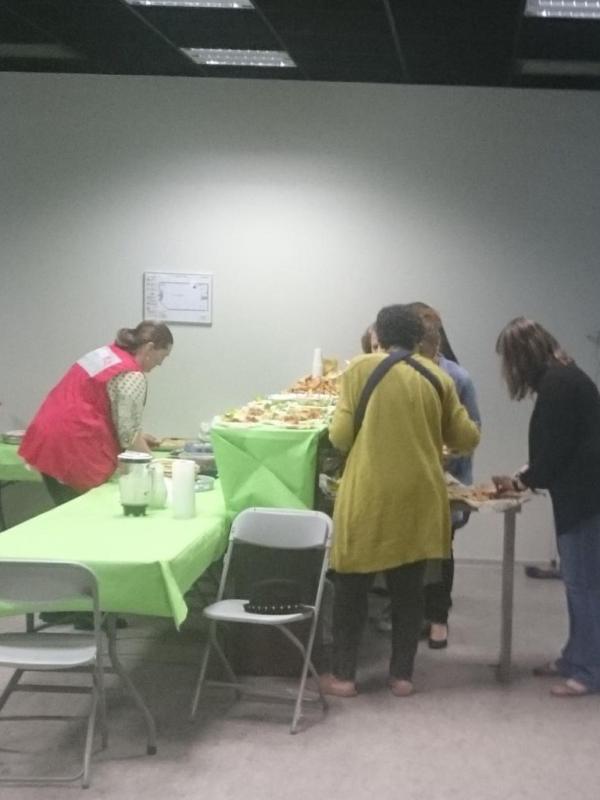 On prépare le buffet où chacun viendra choisir la spécialité qui lui fera envie