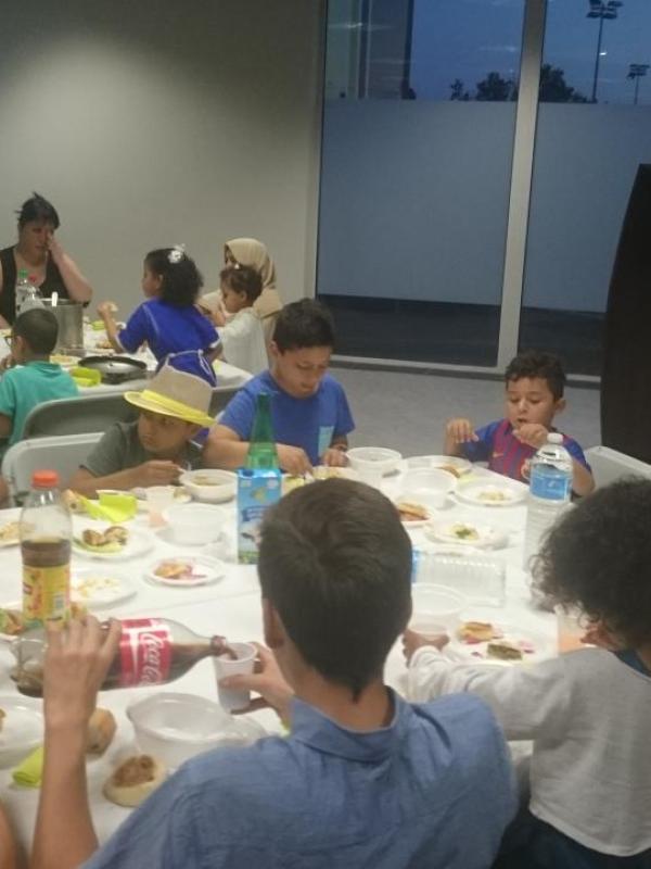 A l'heure du repas, une ambiance conviviale