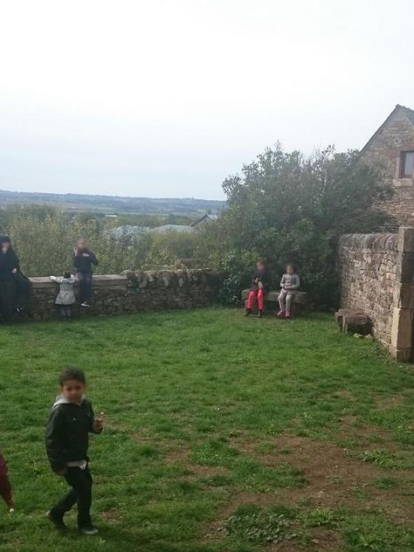 Les enfants profitent du parc du Château