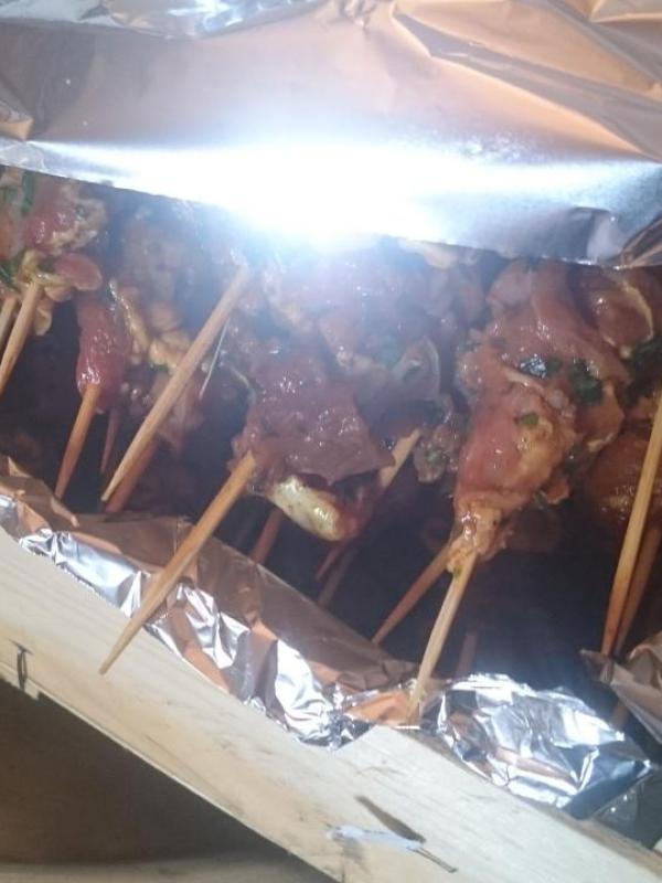 Les brochettes attendent patiemment alignées