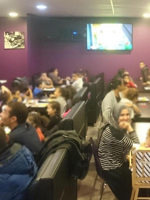 60 personnes au total profitent du repas offert par l'association