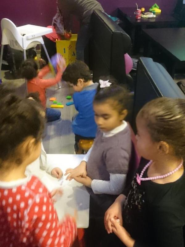 Après le repas, les petits investissent l'espace jeux