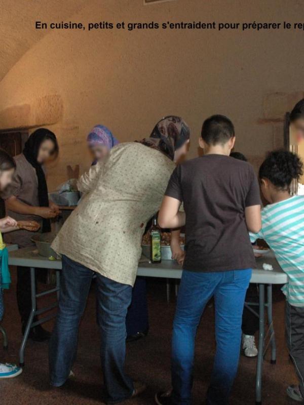 En cuisine, petits et grands s'entraident pour préparer le repas...