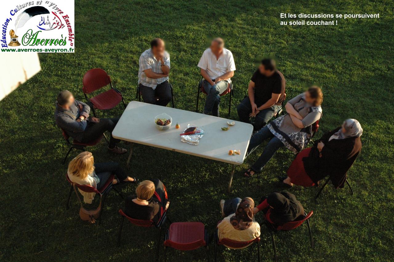 Et les discussions se poursuivent au soleil couchant !