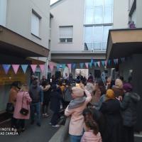 Belle ambiance dans la rue des coquelicots