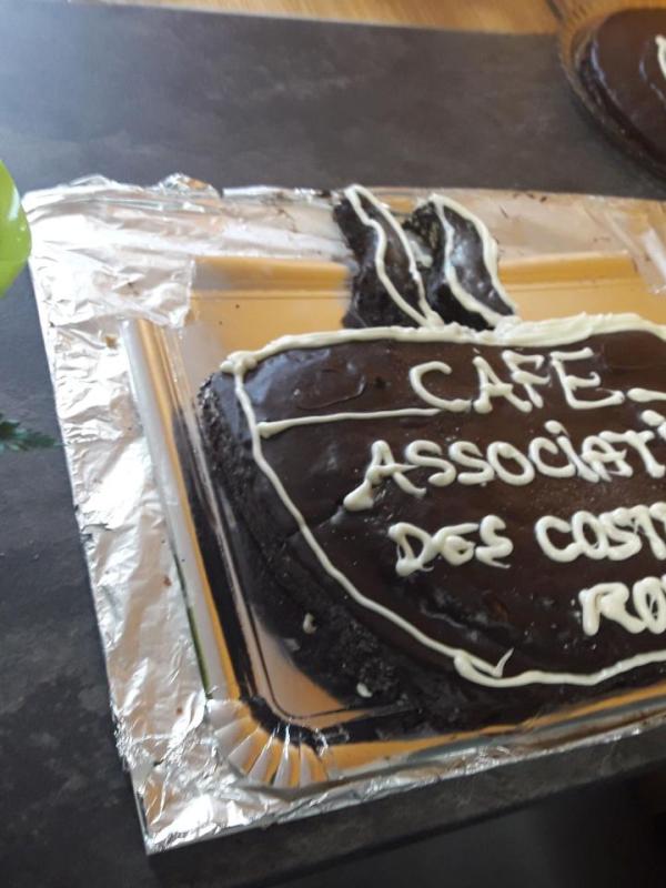 Parmi les bénévoles du café associatif et d'Averroès, de vrais talents. Merci Leïla !!!