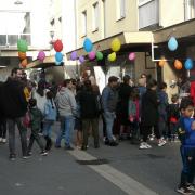Ambiance de fête dans la rue des Coquelicots