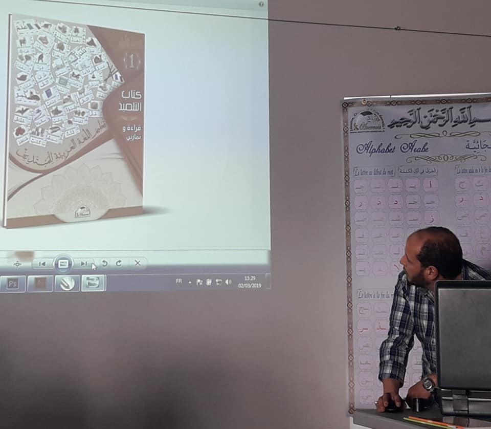 Mohamed présente la maquette des futurs supports pédagogiques
