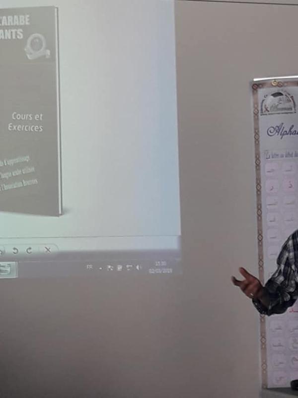 Mohamed présente la maquette des futurs supports pédagogiques